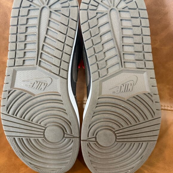 Womens Air Jordan 1 low SE Newsprint Olive Grey - Picture 7 of 8